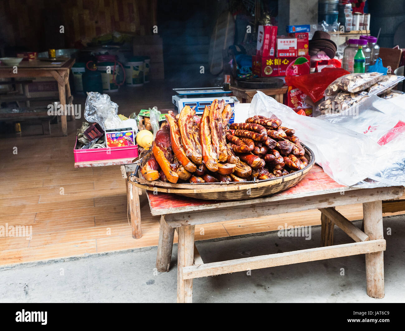 CHENGYANG, CHINA - 27. März 2017: lokale Kassler Produkte vor lokal in Chengyang Dorf Sanjiang Dong autonome Grafschaft im Frühjahr. Ch Stockfoto