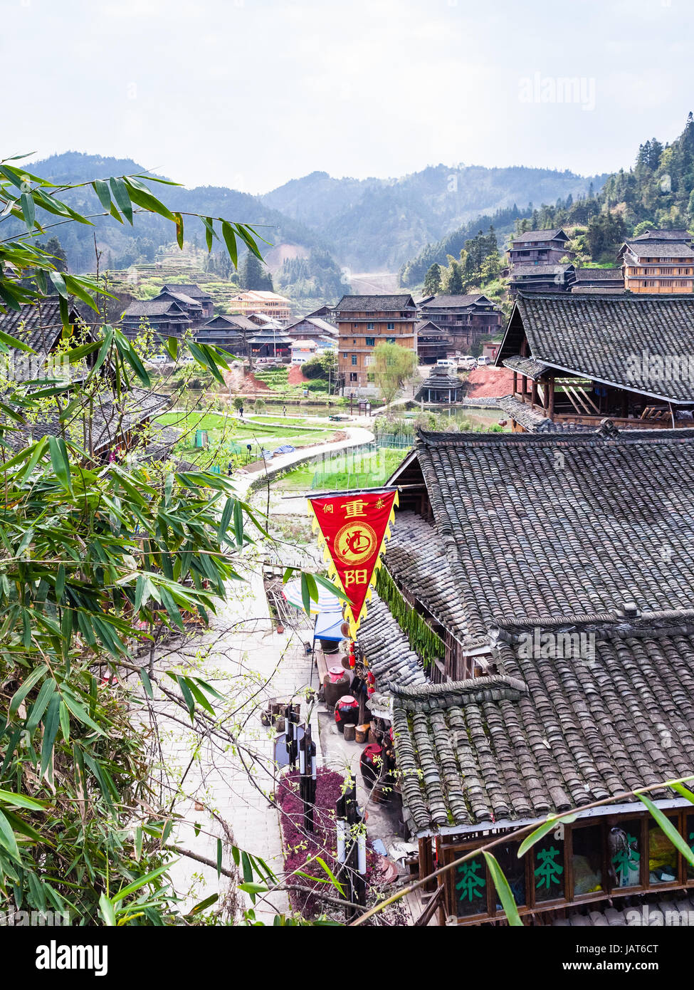 CHENGYANG, CHINA - 27. März 2017: über Ansicht der Einkaufsstraße in Chengyang Dorf Sanjiang Dong autonome Grafschaft im Frühjahr. Chengyang umfasst Stockfoto