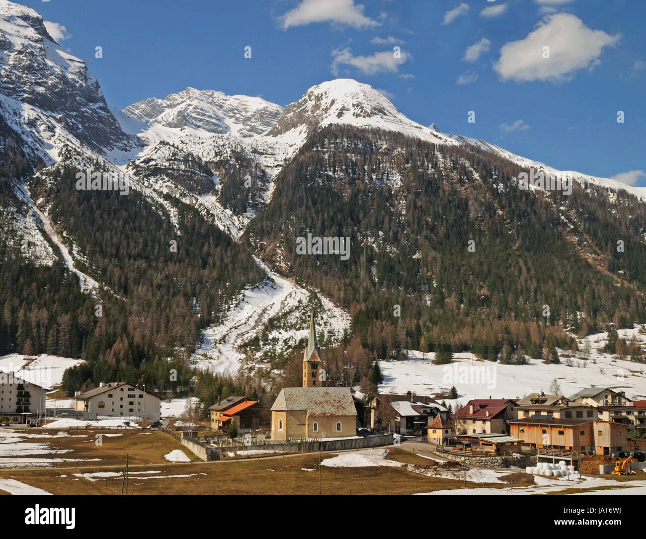 Dorf von Bergün, Schweiz vom Glacier-Express Zug in den Schweizer Alpen. Stockfoto