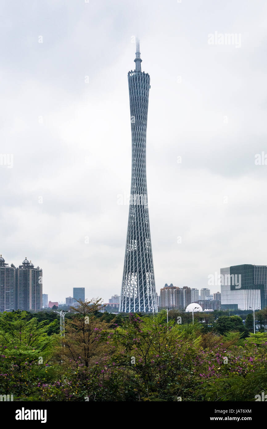 GUANGZHOU, CHINA - 31. März 2017: Guangzhou (Kanton) TV astronomische und Aussichtsturm über Park im Frühjahr bewölkten Tag. Der Turm war ich gekrönt. Stockfoto