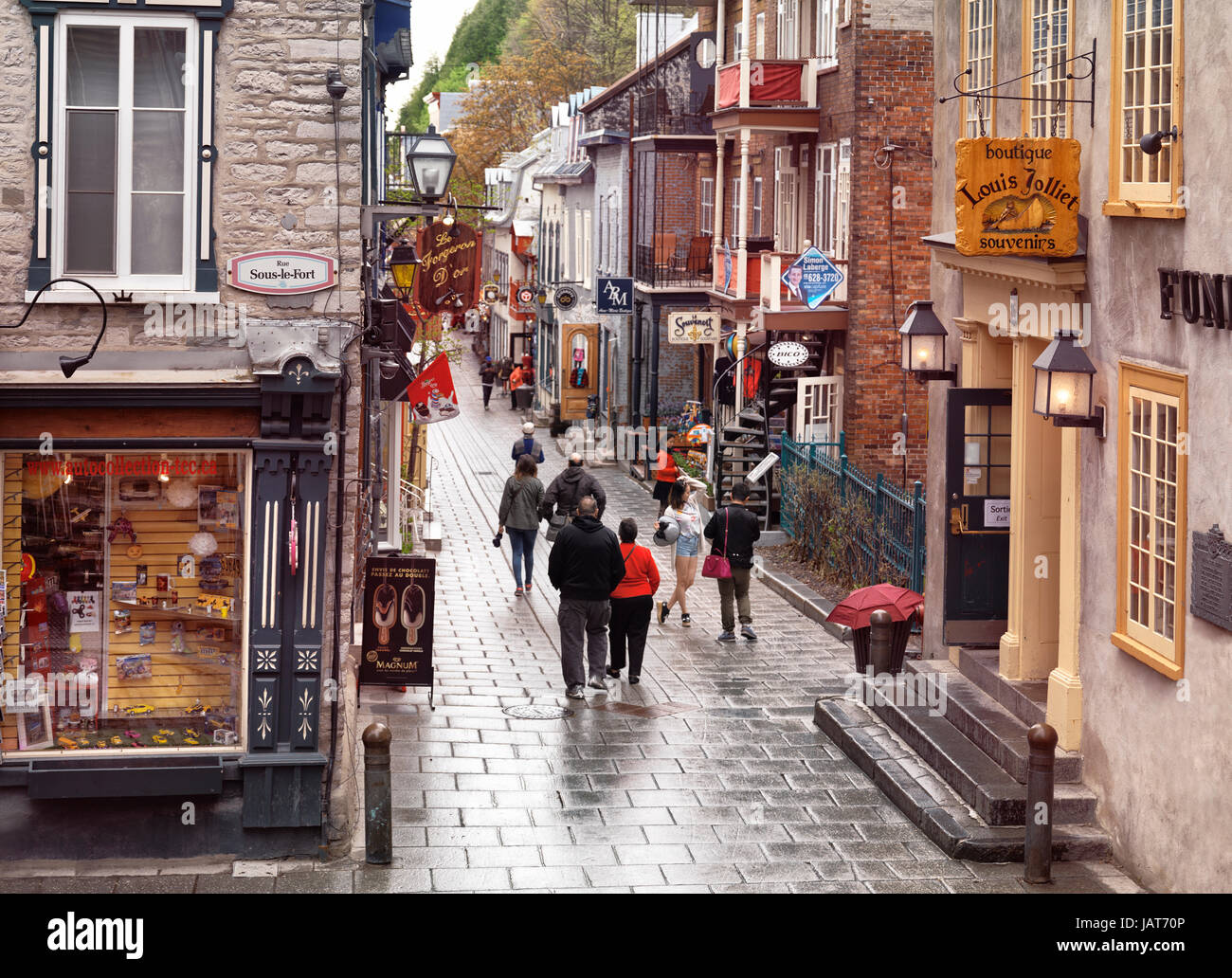 Führerschein erhältlich unter MaximImages.com - Petit Champlain Historic Street in der Altstadt von Quebec City mit ihren farbenfrohen Schaufenstern und Restaurants. Boutique-Lou Stockfoto