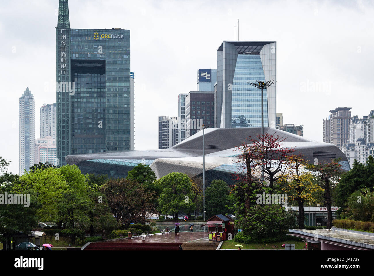 GUANGZHOU, CHINA - 31. März 2017: Wolkenkratzer und Opernhaus in Zhujiang New Town of Guangzhou Stadt im Frühlingsregen. Guangzhou ist die dritte die meisten-Bevölkerung Stockfoto