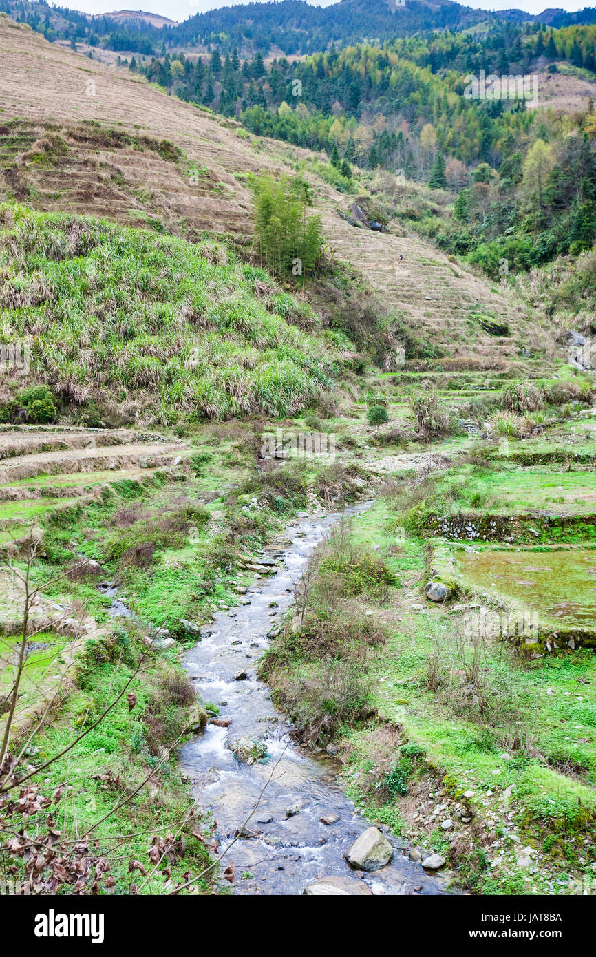 Reisen Sie nach China - Ansicht von Terrassengärten und Streem in Dazhai Dorf im Land von Longsheng Reisterrassen (Dragon es Rückgrat Terrasse, Longji Rice Stockfoto