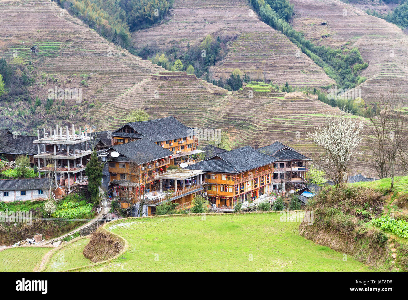 Reisen Sie nach China - Blick auf Häuser im Dorf zwischen terrassierten Hügeln von Dazhai Longsheng Reisterrassen (Dragon es Rückgrat Terrasse, Longji Reisterrassen) Stockfoto