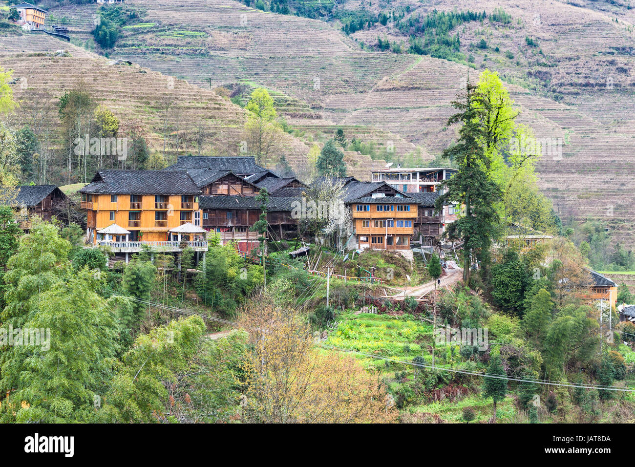 Reisen Sie nach China - Ansicht von Holzhäusern im Dorf auf terrassierten Hügel von Dazhai Longsheng Reisterrassen (Dragon es Rückgrat Terrasse, Longji Reisterrassen Stockfoto