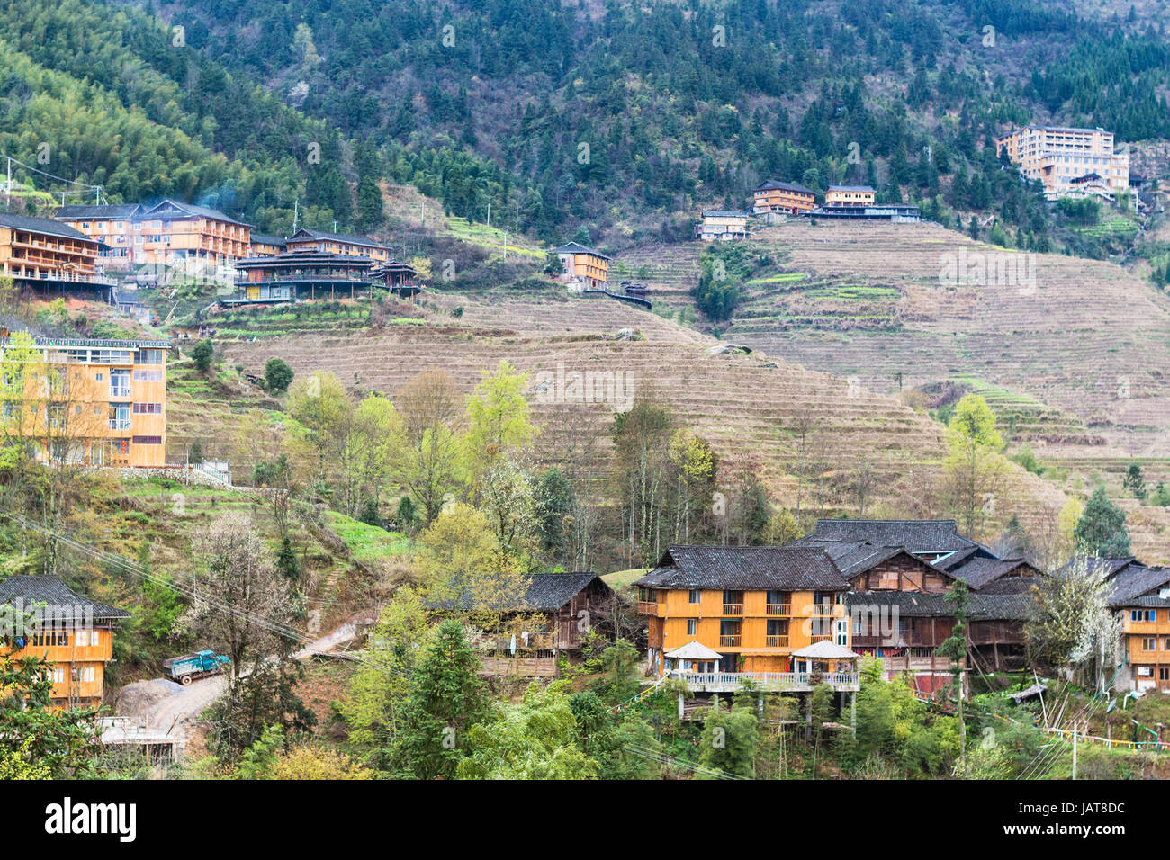 Reise nach China - Blick auf Häuser im Dorf auf terrassierten Hügeln von Dazhai Longsheng Reisterrassen (Dragon es Rückgrat Terrasse, Longji Reisterrassen) Ländern Stockfoto