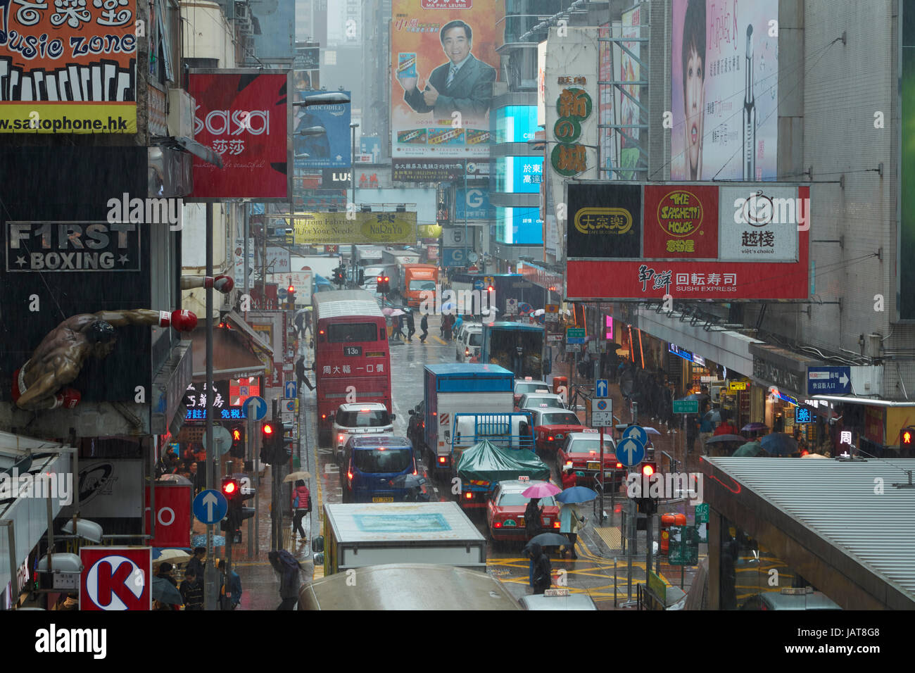 Regen, Zeichen und Verkehrsstaus auf Sai Yeung Choi Street, Mong Kok, Kowloon, Hong Kong, China Stockfoto