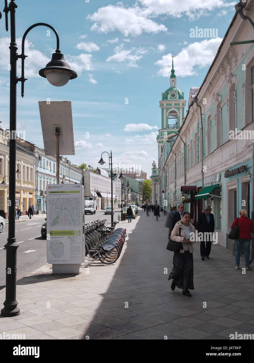 Moskau, Russland - 22. Mai 2017; Pyatnitskaya Straße. Historische Stadtzentrum in 5 Minuten zu Fuß zu Fuß vom Kreml entfernt. Punkt des Verleihs von Fahrrädern Stockfoto