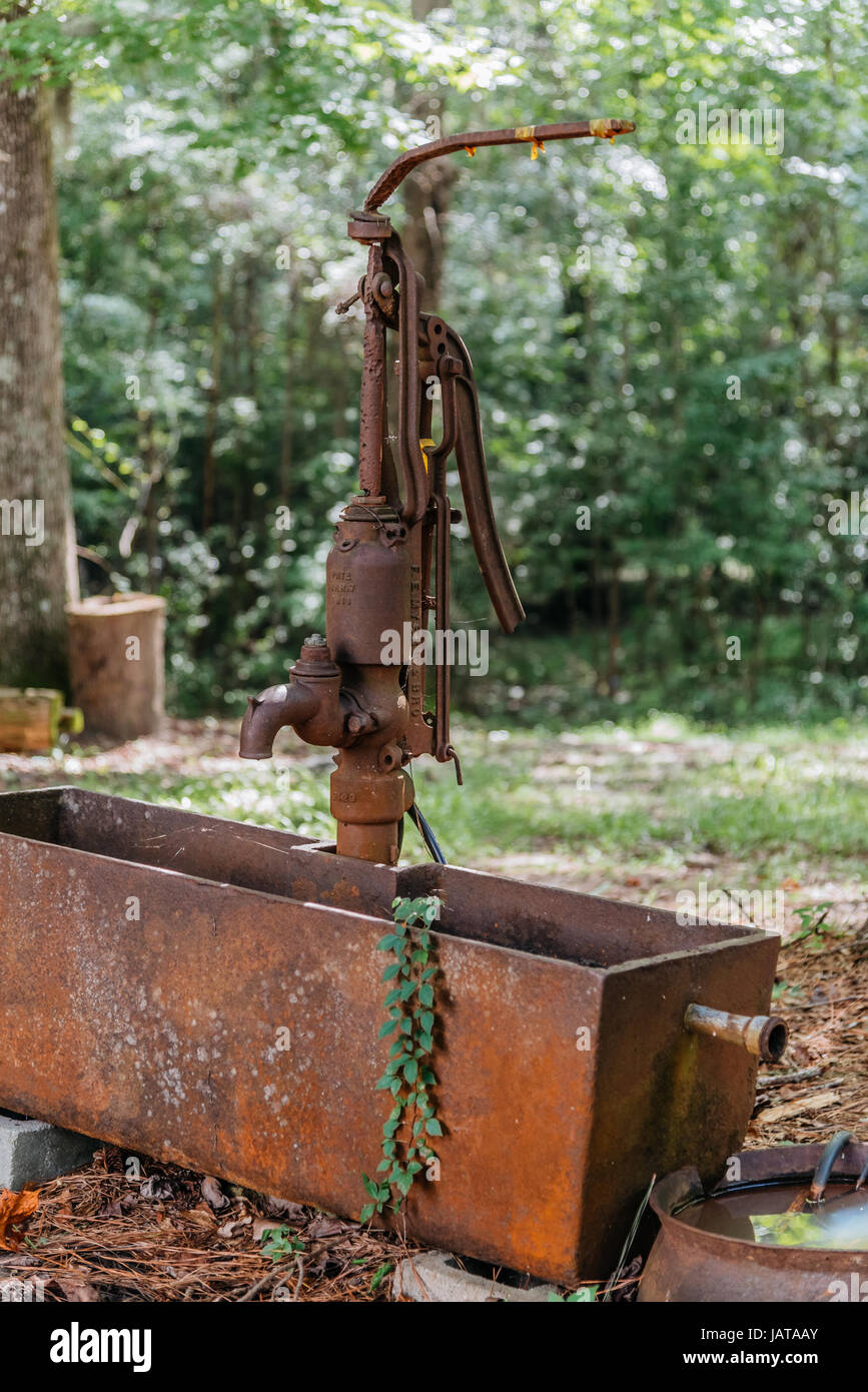 Alten rostigen Handpumpe und Wassertrog im ländlichen Alabama, USA. Stockfoto