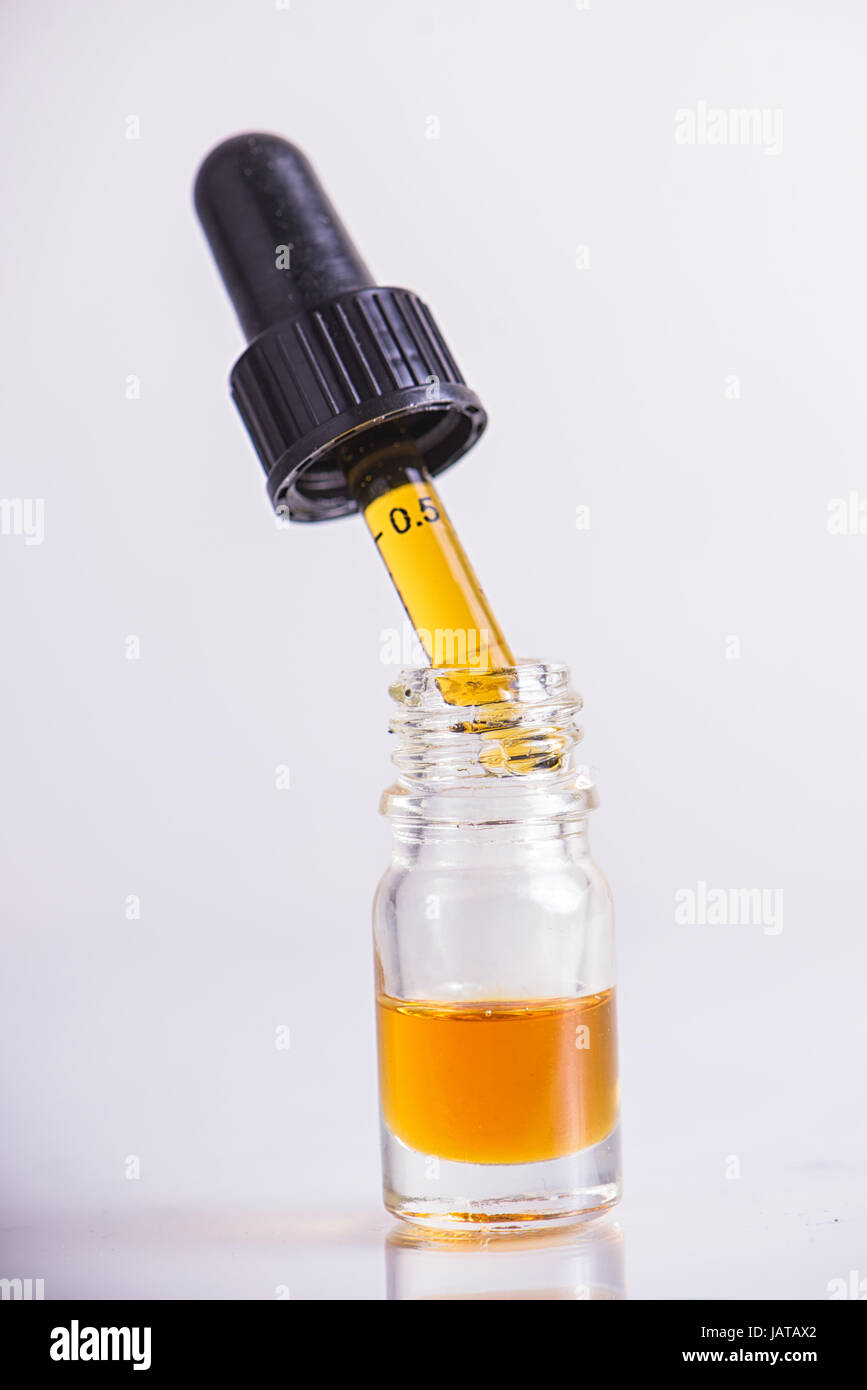 Makro-Detail der Pipette mit CBD-Öl, Cannabis live Harz Extraktion isoliert auf weiss - medizinisches Marihuana-Konzept Stockfoto