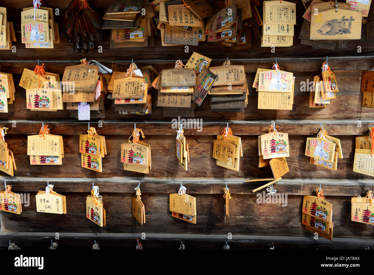 Ema Holz- Plaketten an der Saishoin Tempel in Hirosaki erhängt im Winter. Stockfoto