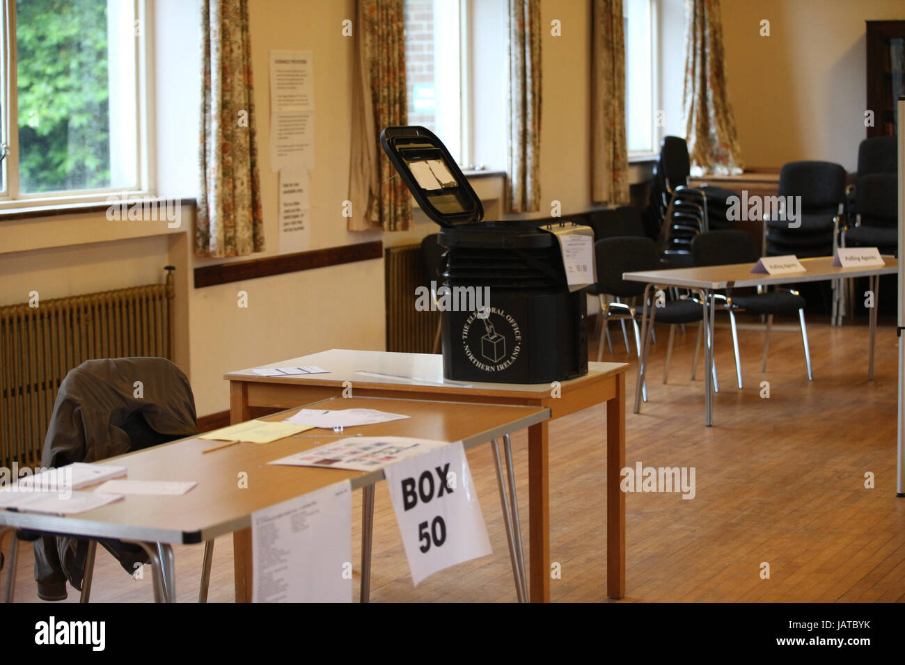 Eine offene Urne als Mitarbeiter bereiten das Wahllokal in South Belfast am St. Nicolas Parish Hall, Belfast, zu öffnen, als Stimmen bekommt im Gange in den Parlamentswahlen 2017. Stockfoto