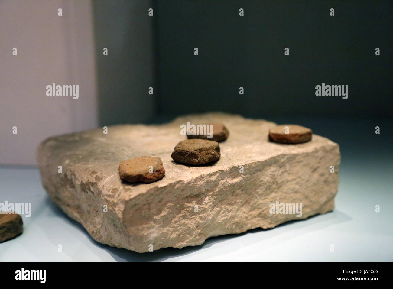 Spielbrett Steinblock. Die Spielsteine bestehen aus geformten Fragment von zerbrochenen Krügen. Von Gizeh. British Museum. Stockfoto