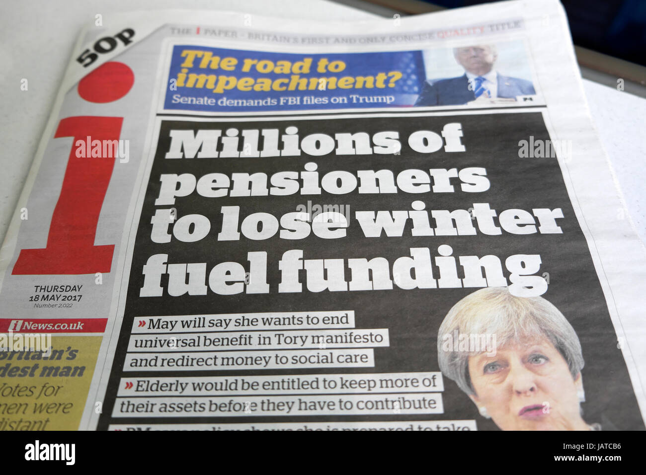 PM Theresa May Tory Wahl Politik Finanzierung "Kraftstoff" Millionen von Rentnern, Winter zu verlieren ich Zeitung Schlagzeile 18. Mai 2017 London UK Stockfoto