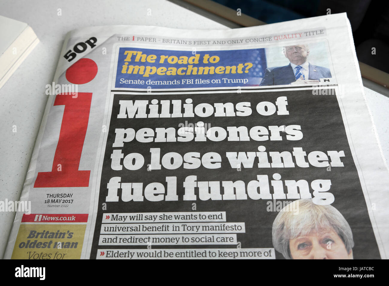 PM Theresa May Tory Wahl Politik Finanzierung "Kraftstoff" Millionen von Rentnern, Winter zu verlieren ich Zeitung Schlagzeile 18. Mai 2017 London UK Stockfoto