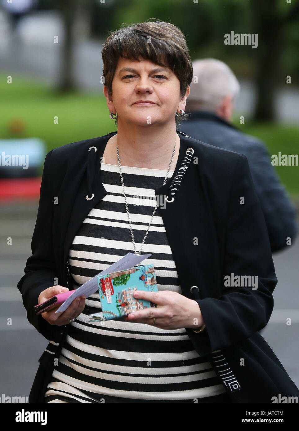 Arlene Foster, Führer der Democratic Unionist Party, kommt bei Brookeborough Grundschule, Co Fermanagh, ihre Stimmen bei den Parlamentswahlen 2017. Stockfoto
