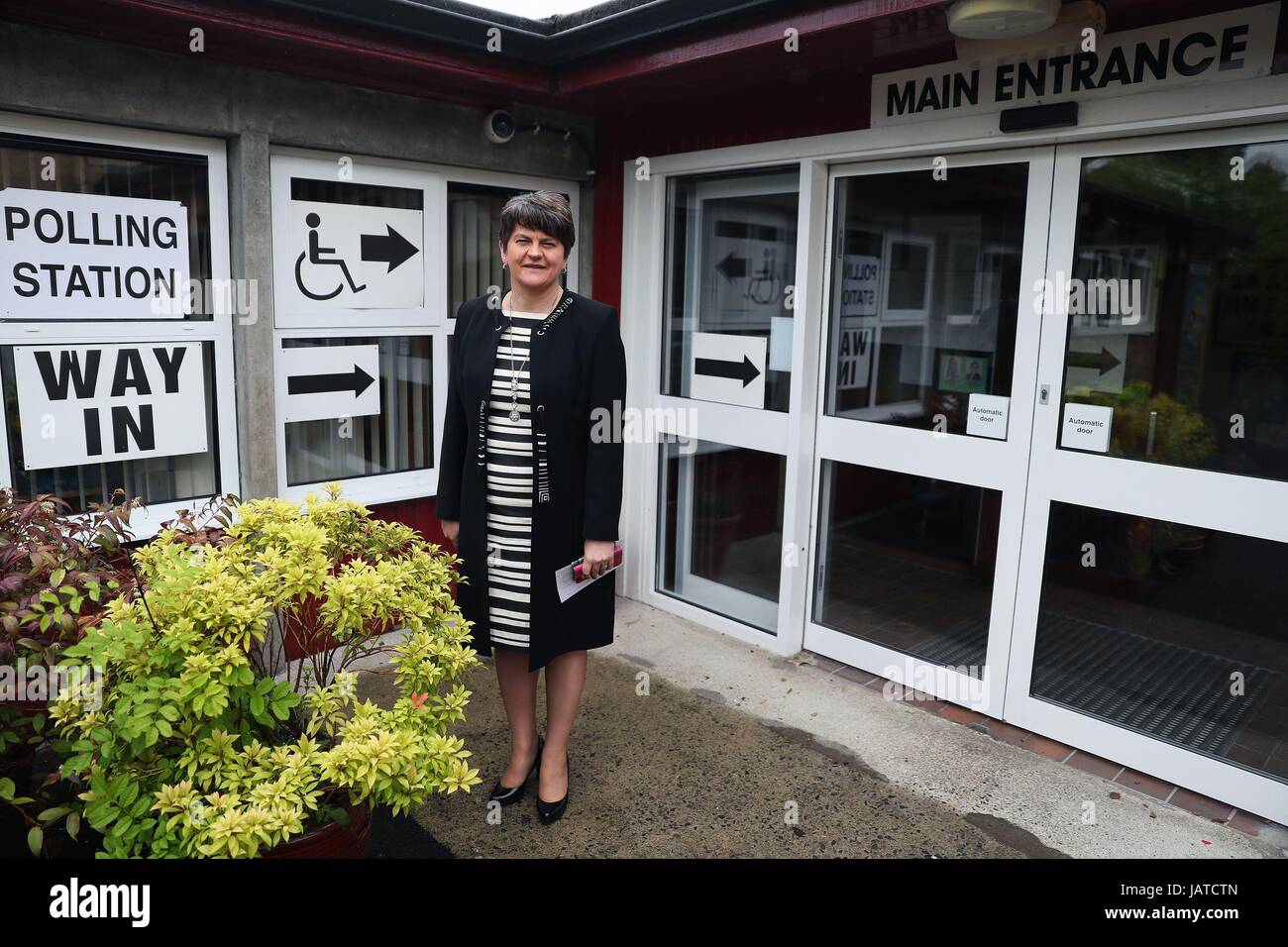Arlene Foster, Führer der Democratic Unionist Party, kommt bei Brookeborough Grundschule, Co Fermanagh, ihre Stimmen bei den Parlamentswahlen 2017. Stockfoto