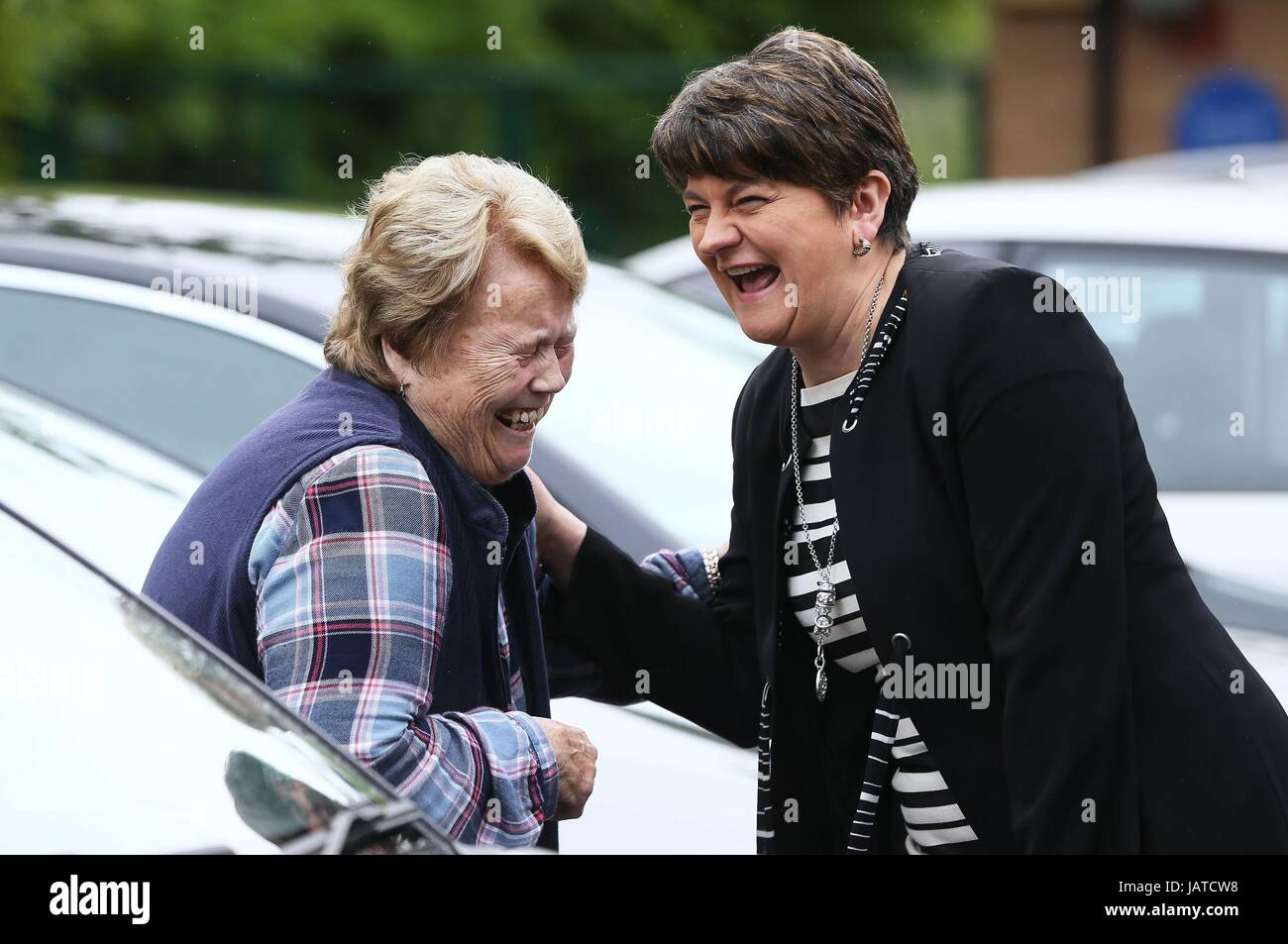 Arlene Foster, Führer der Democratic Unionist Party, Brookeborough Grundschule, Co Fermanagh, haben ihre Stimmen bei den Parlamentswahlen 2017 zu verlassen. Stockfoto