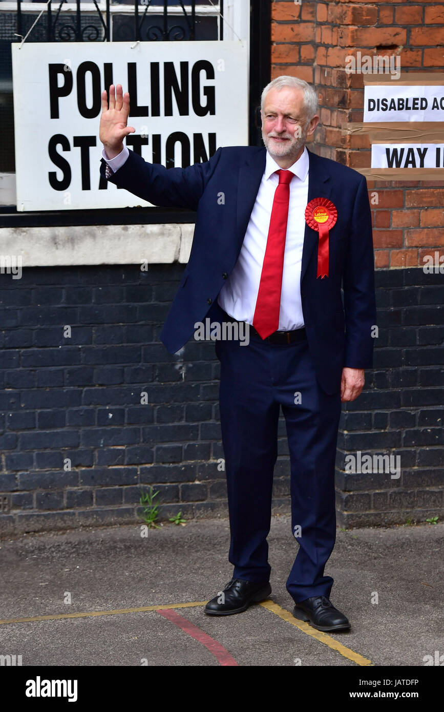 Labour-Chef Jeremy Corbyn nach Abgabe seiner Stimme bei den allgemeinen Wahlen in einem Wahllokal in der Pakeman School in Islington, North London. Stockfoto
