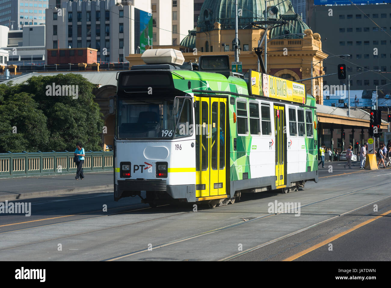 Straßenbahn vorbei an Bahnhof Flinders Street, Melbourne. Stockfoto