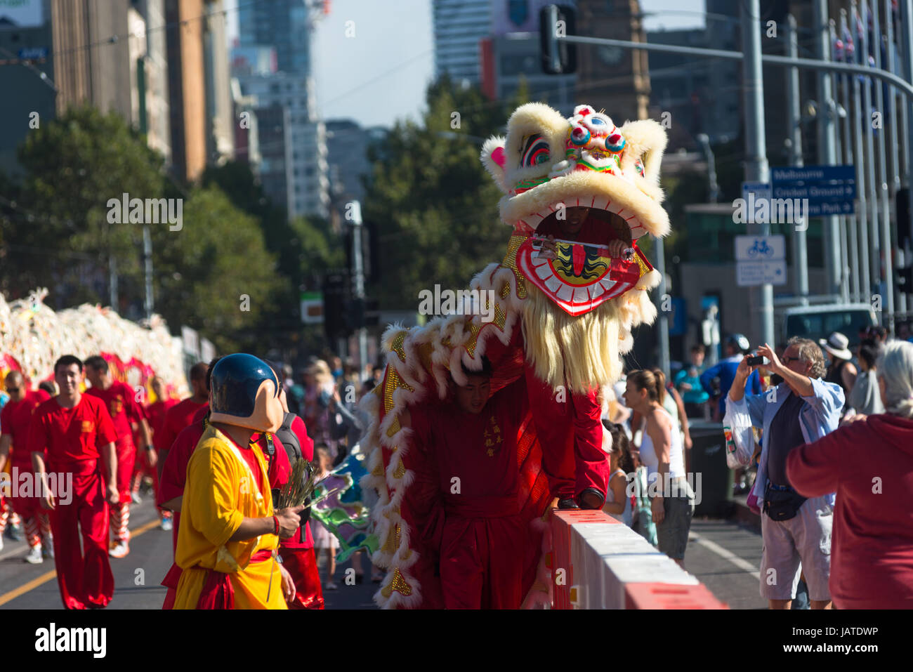 Melbourne, Australien. 13. März 2017. Der chinesische Drache war ein Höhepunkt der diesjährigen Moomba Parade. Stockfoto