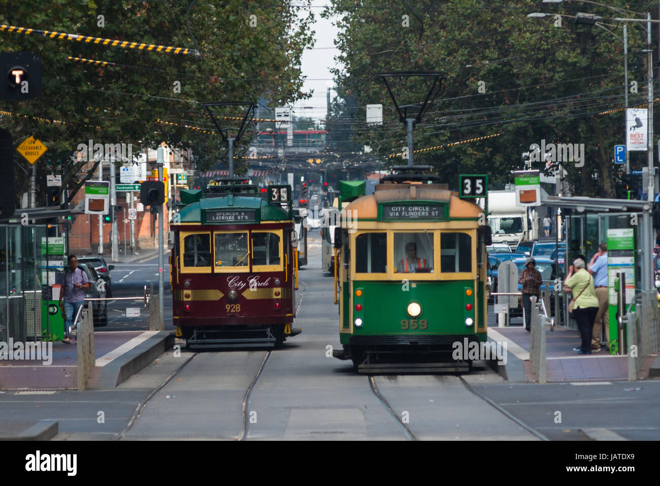 Klassischen Straßenbahnen im Stadtzentrum von Melbourne, Victoria, Australien. Stockfoto