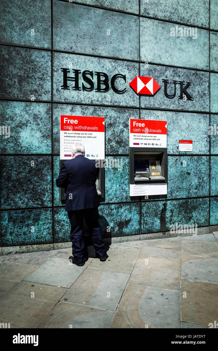 HSBC Geldautomaten Geldautomaten - ein Mann zieht sich Bargeld von einem Geldautomaten bei HSBC-Filiale in Londons Finanzviertel Stockfoto