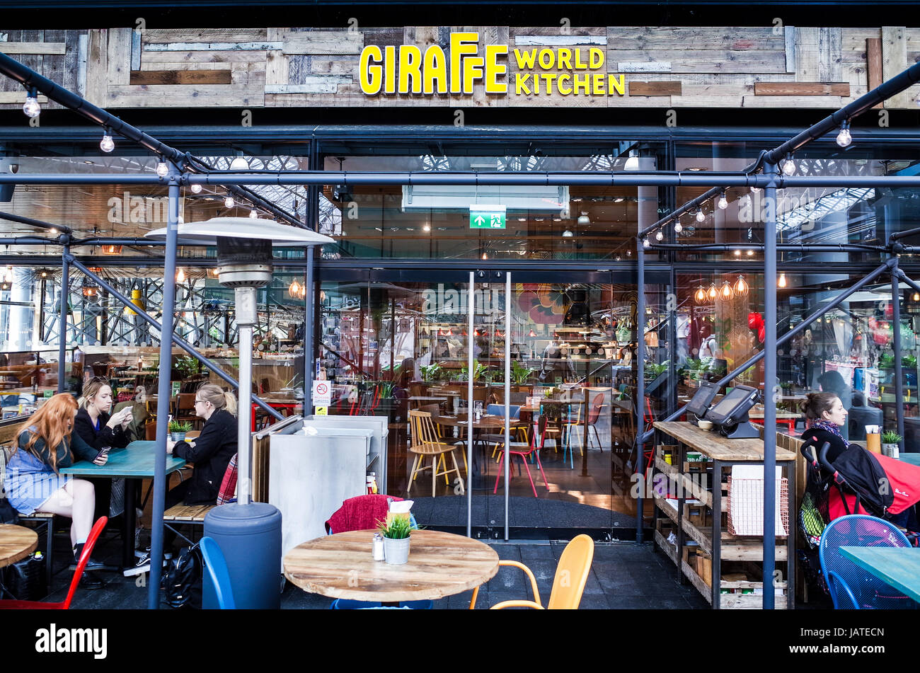 Giraffe Restaurant - ein familienfreundliches Restaurant einer Kette in die beliebten Londoner Spitalfields Market in East London, UK Stockfoto