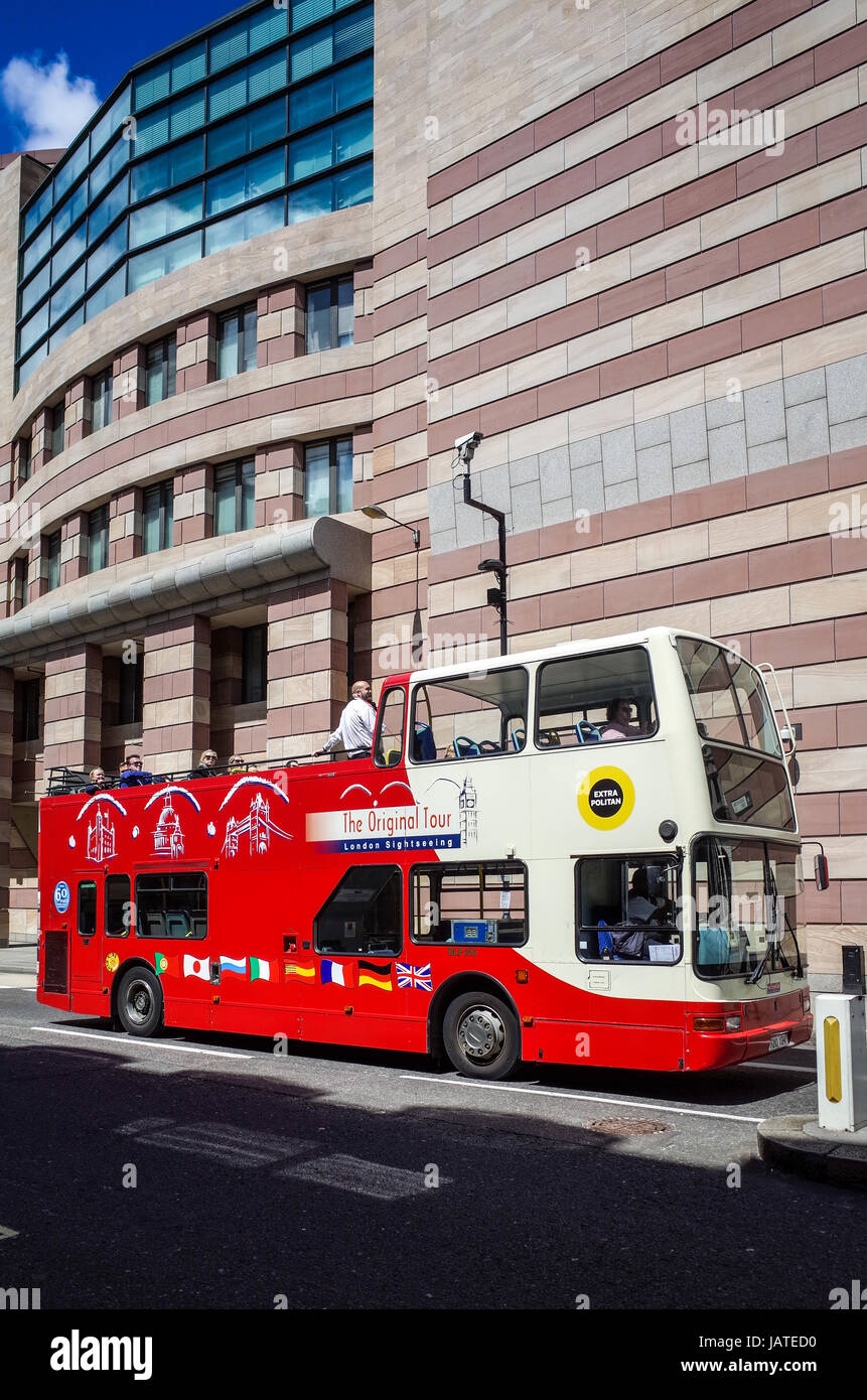 London Tourist Bus - Eine offene Spitze London Tourist Sightseeing Bus der Original Tour Unternehmen außerhalb der post-modernen Nr. 1 Geflügel Gebäude Stockfoto