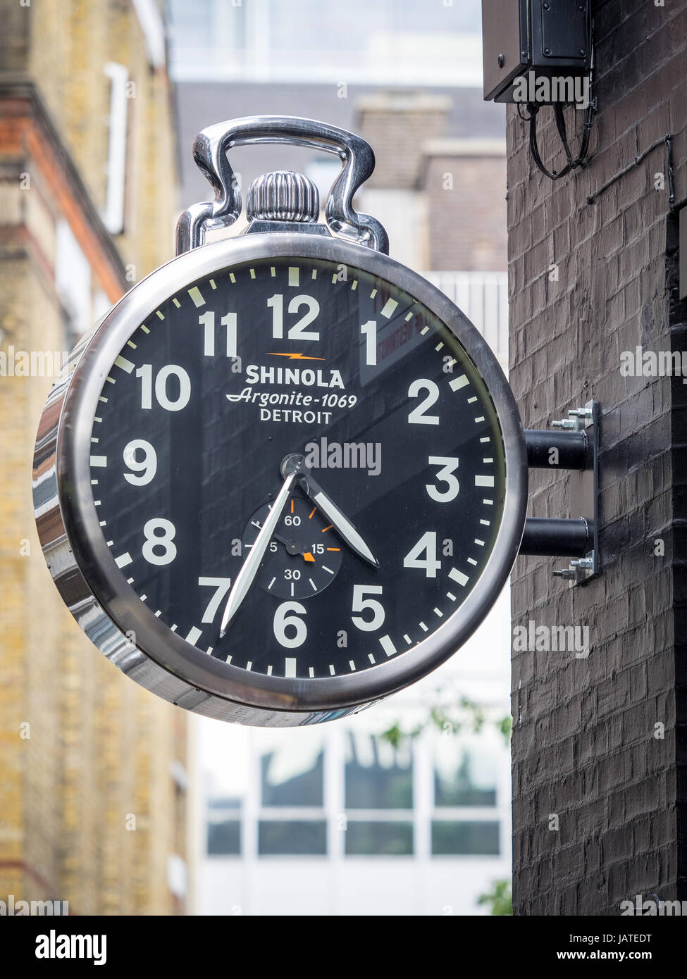 Eine riesige Shinola Uhr hängt vor einem Shinola Geschäft direkt an der berühmten Carnaby Street. Stockfoto