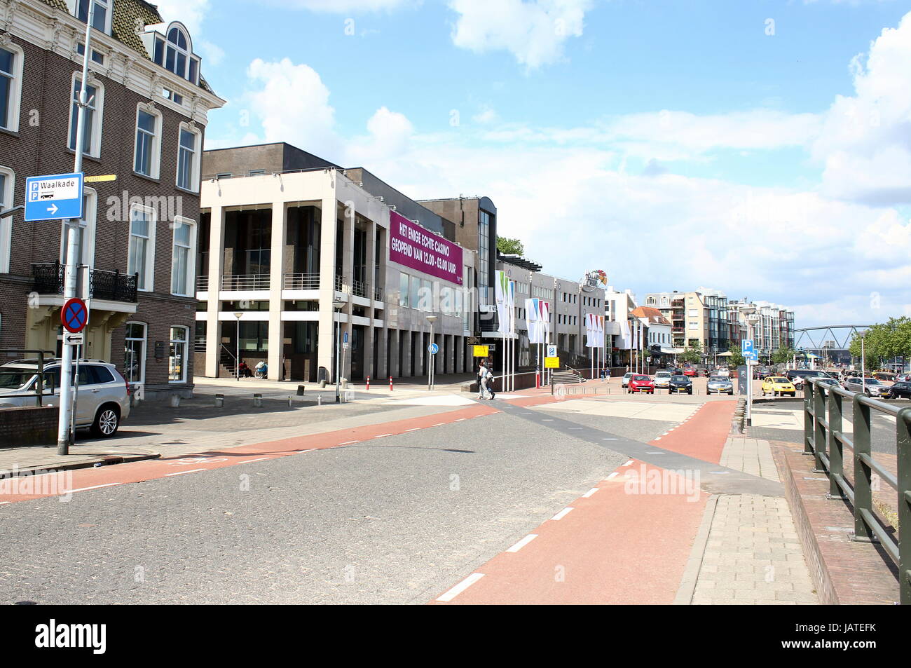 Waalkade (Waal Kai) entlang Fluss Waal, Zentrum von Nijmegen, Gelderland, Niederlande. Holland Casino Gebäude im Zentrum. Stockfoto