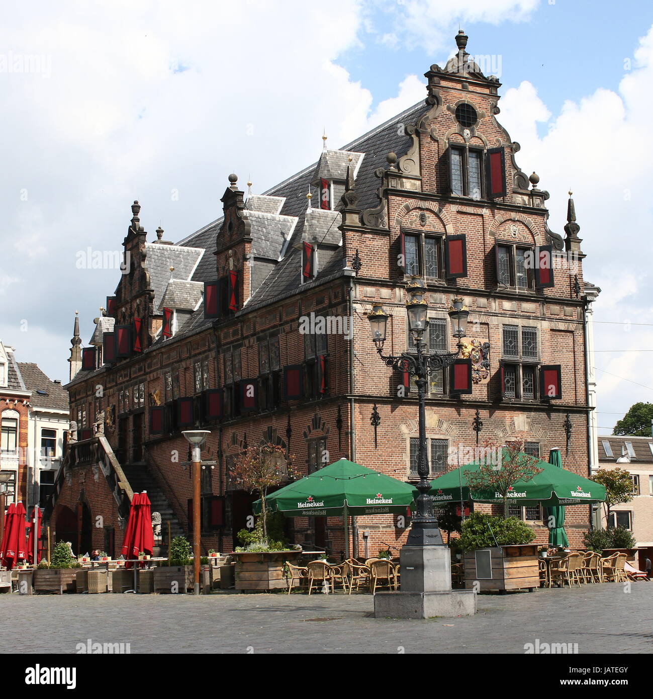 Grote Markt Platz, Zentrum von Nijmegen in den Niederlanden mit Beginn des 17. Jahrhunderts Boterwaag (Butter mit einem Gewicht von Haus). Stockfoto