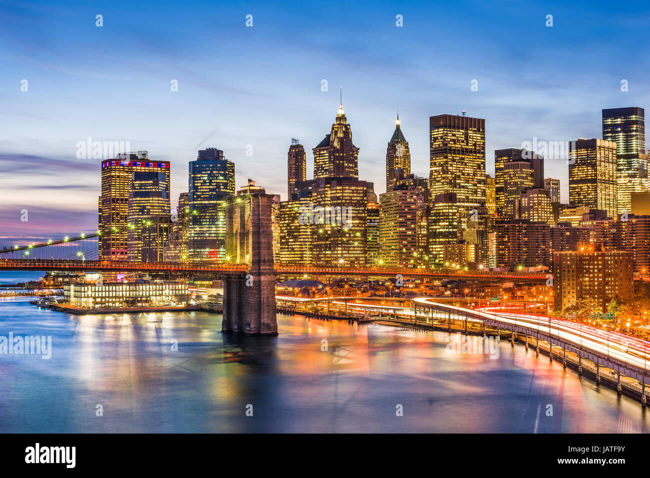 Skyline von New York City mit der Brooklyn Bridge und Financial District am East River. Stockfoto