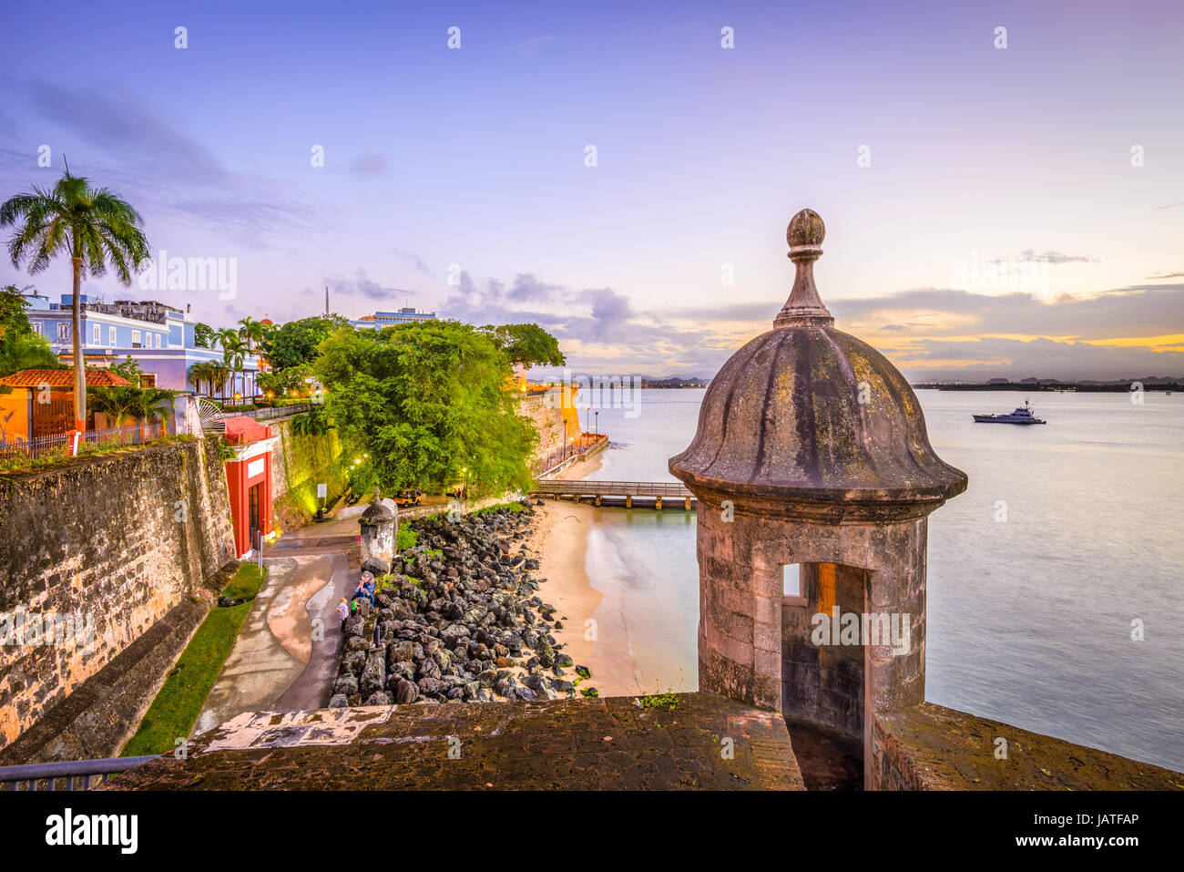 San Juan, Puerto Rico-Karibik Küste entlang Paseo De La Princesa. Stockfoto