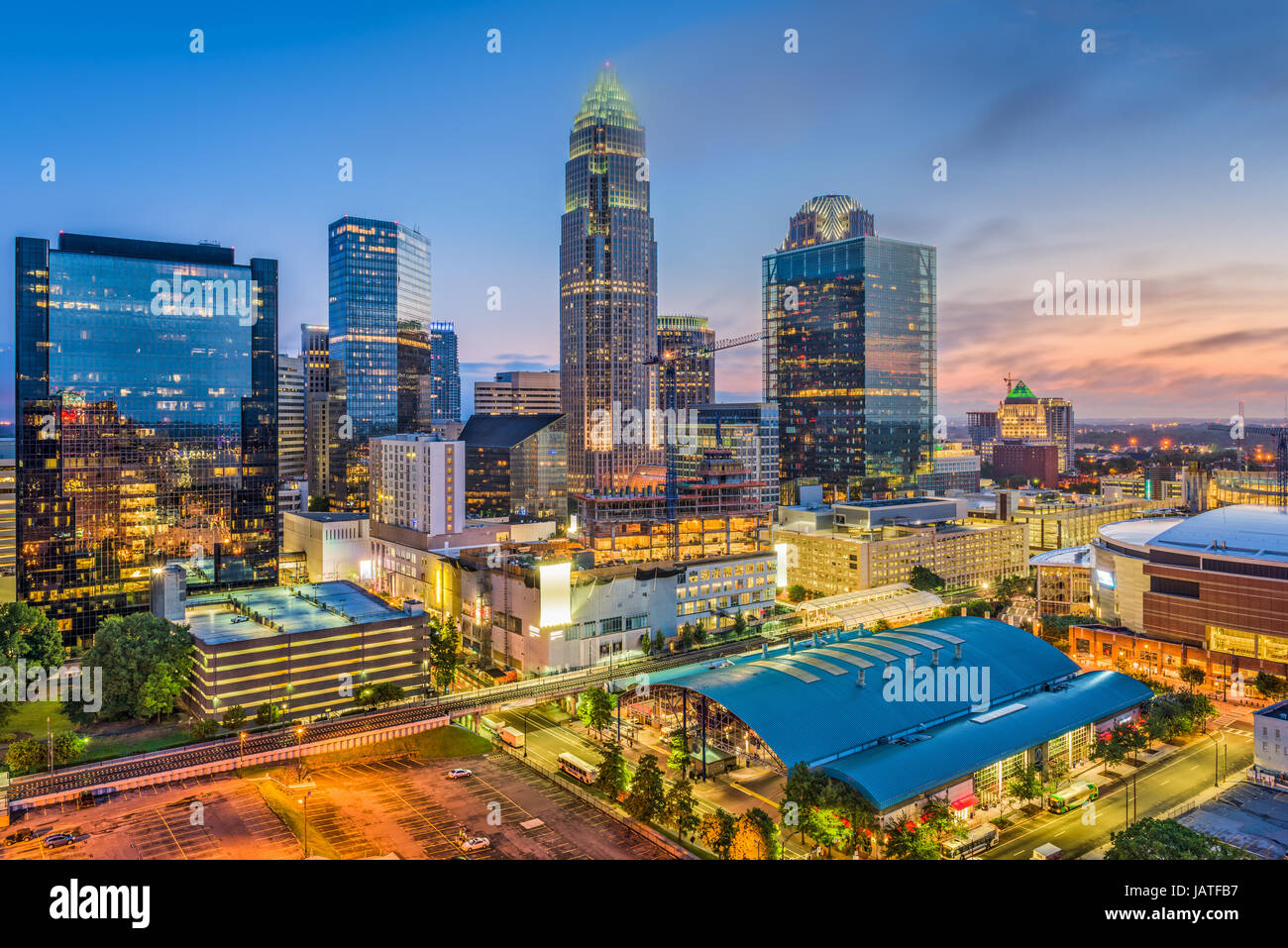 Charlotte, North Carolina, USA uptown Stadtbild in der Dämmerung. Stockfoto
