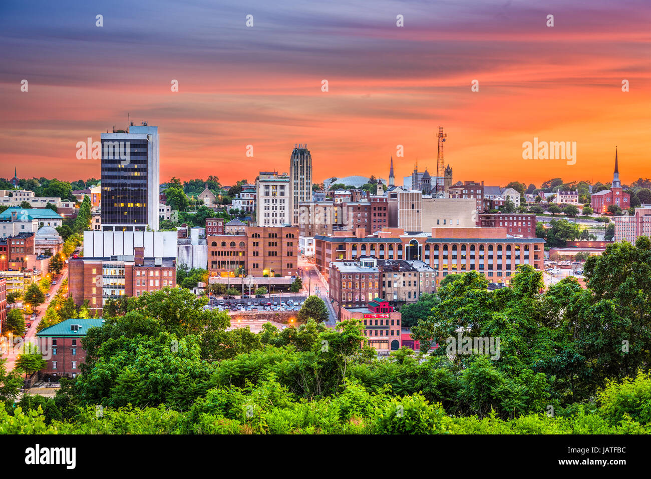 Lynchburg, Virginia, USA Innenstadt Skyline in der Abenddämmerung. Stockfoto