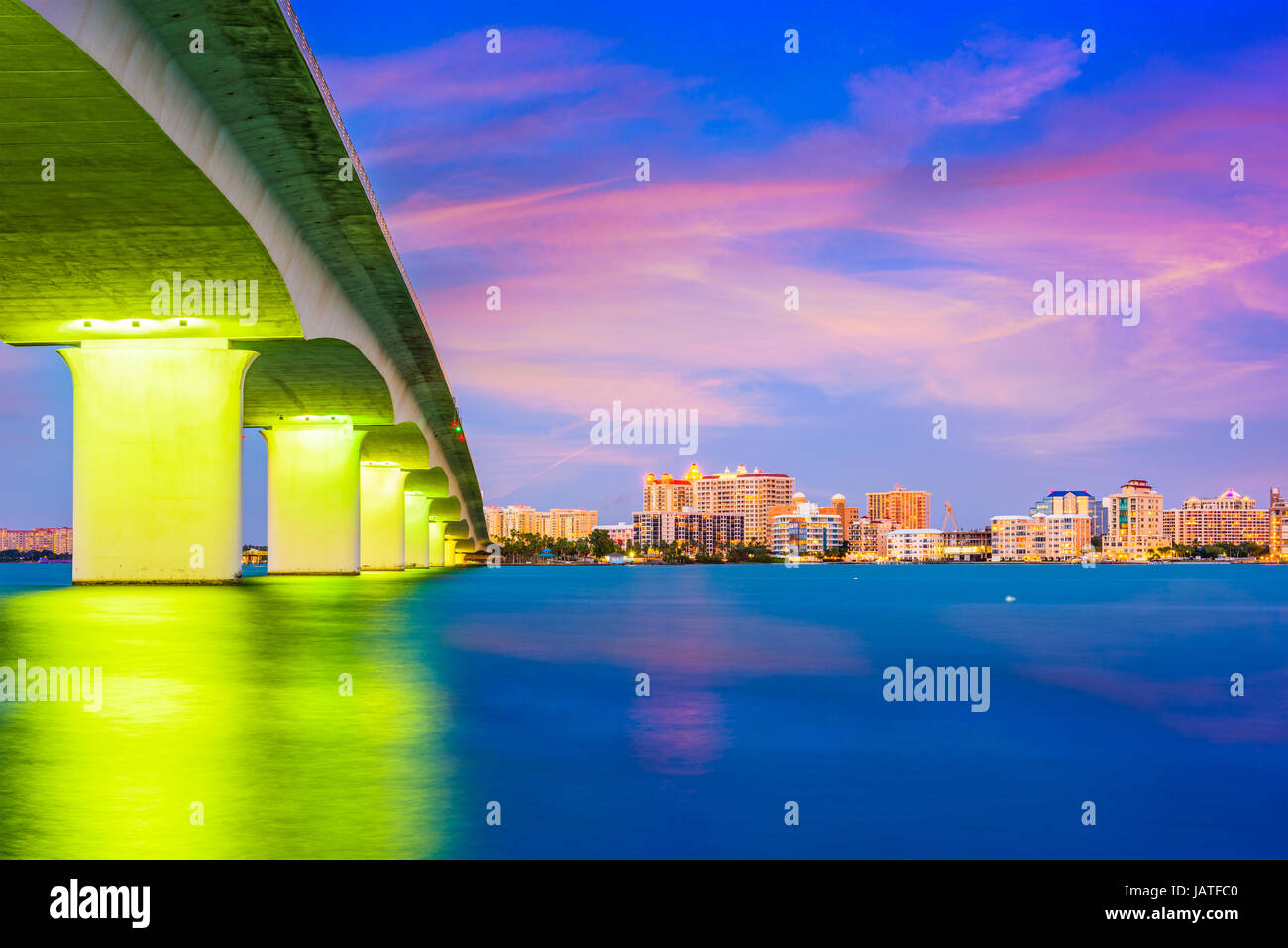 Sarasota, Florida, USA Skyline unter der Brücke. Stockfoto