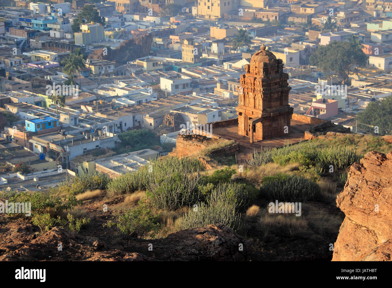 Ansicht des unteren Shivalaya Tempel und Stadt von oberen Shivalaya auf dem nördlichen Hügel in Badami, Karnataka, Indien, Asien Stockfoto