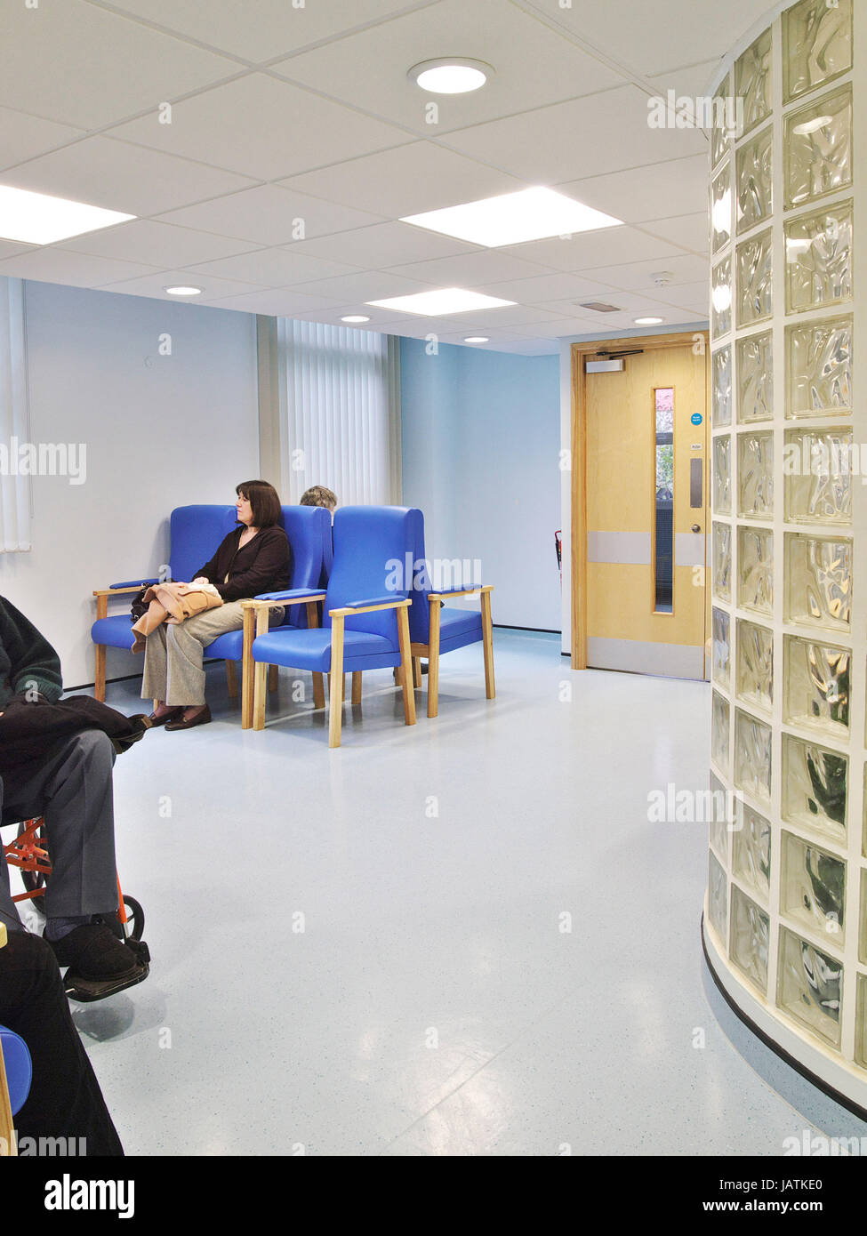 Wartezimmer in einem großen UK Allgemeinen Krankenhaus mit Patienten und Personal, die Wartezeit für Termin Stockfoto