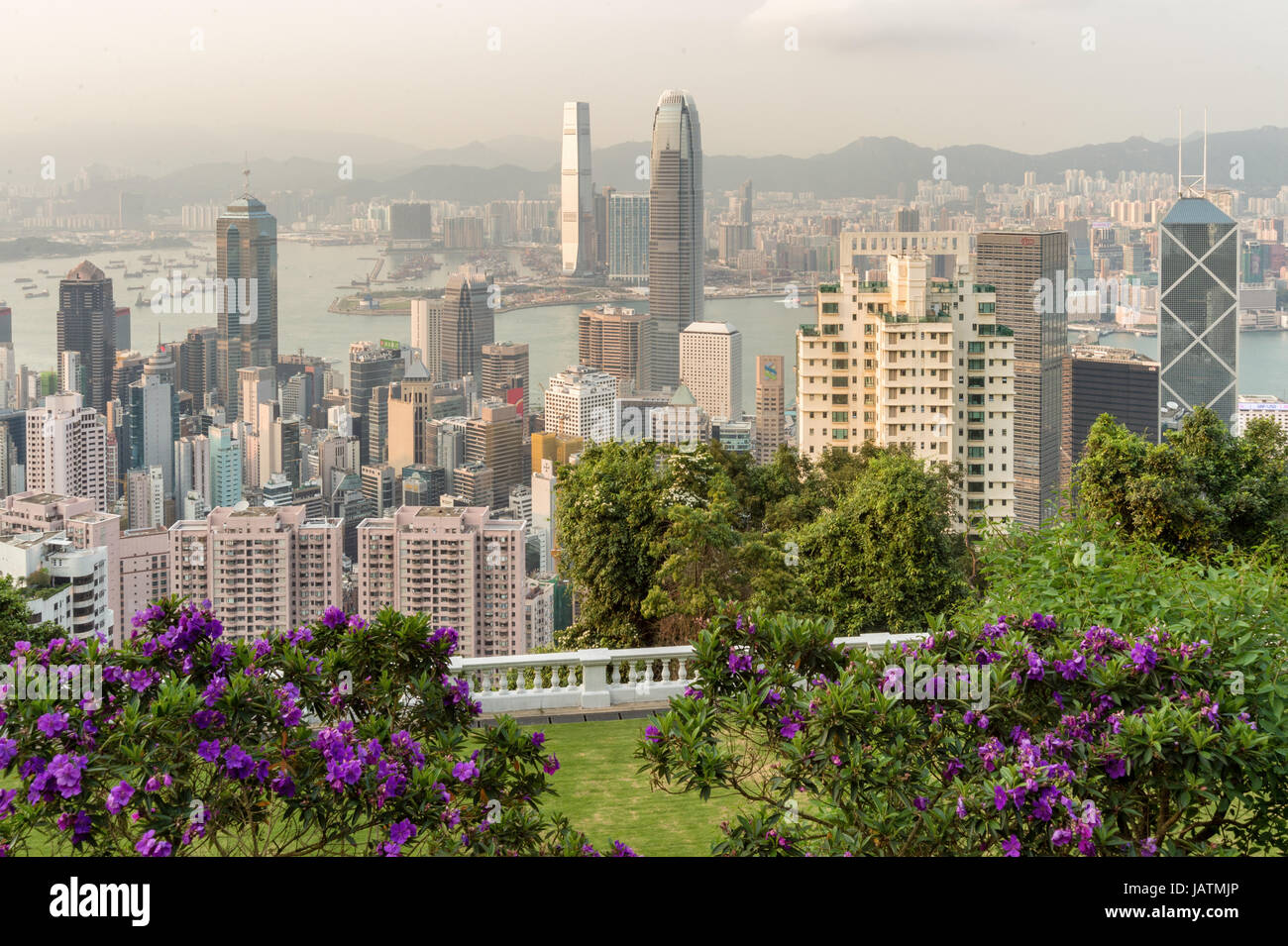 Hong Kong, China - 6. April 2015: Hong Kong Skyline vom Victoria Peak mit Vintage-Filter Stockfoto