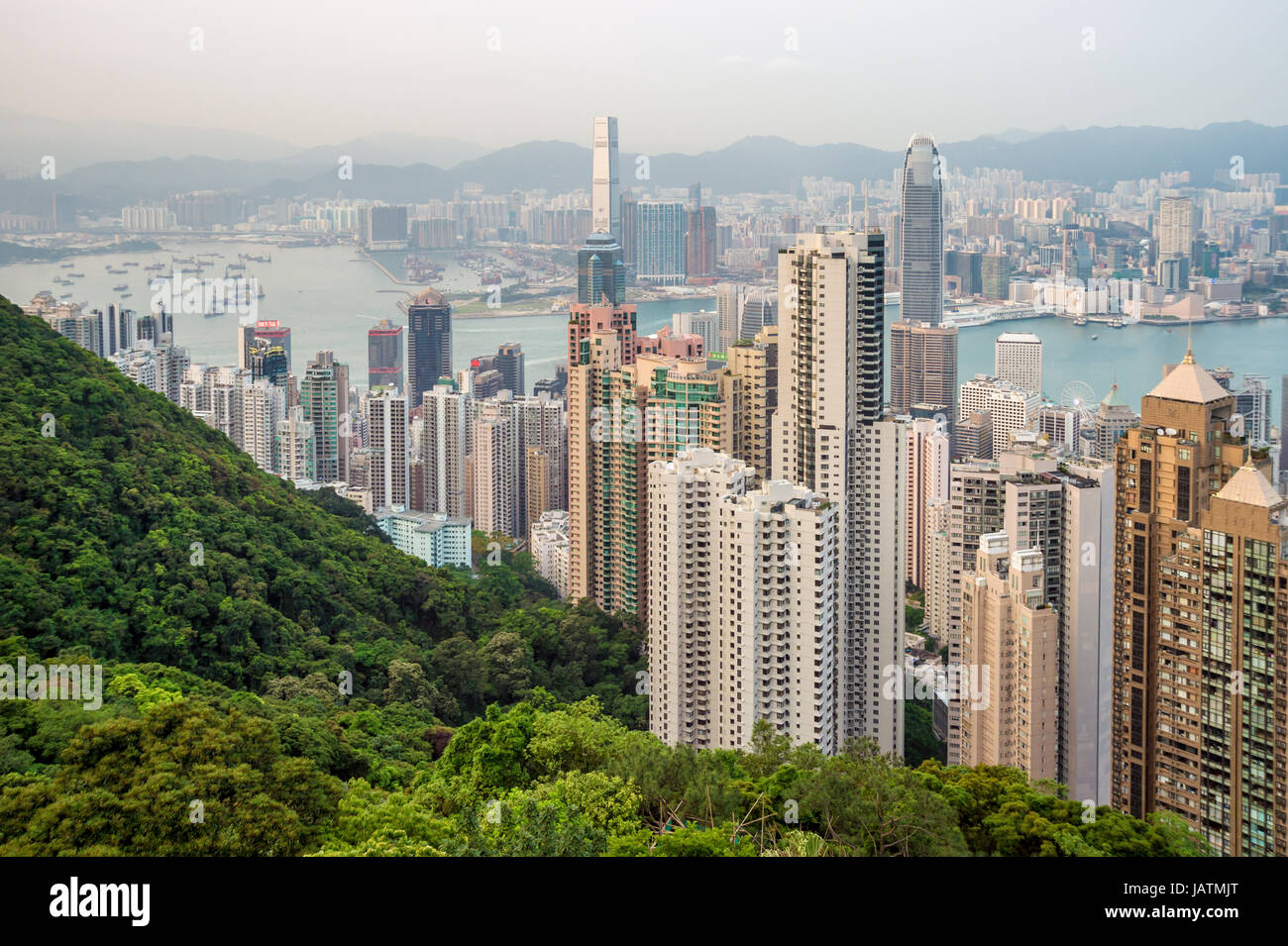 Hong Kong, China - 6. April 2015: Hong Kong Skyline vom Victoria Peak mit Vintage-Filter Stockfoto