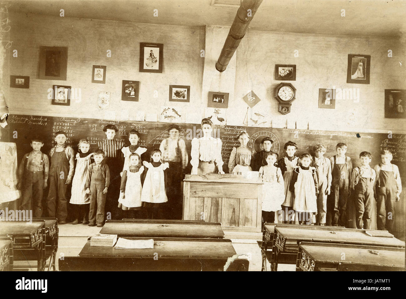 Antike c1890 Foto, Landschule mit Lehrer und Schüler. Lage unbekannt, möglicherweise Minnesota. QUELLE: ZWEITE GENERATION ORIGINALFOTO. Stockfoto