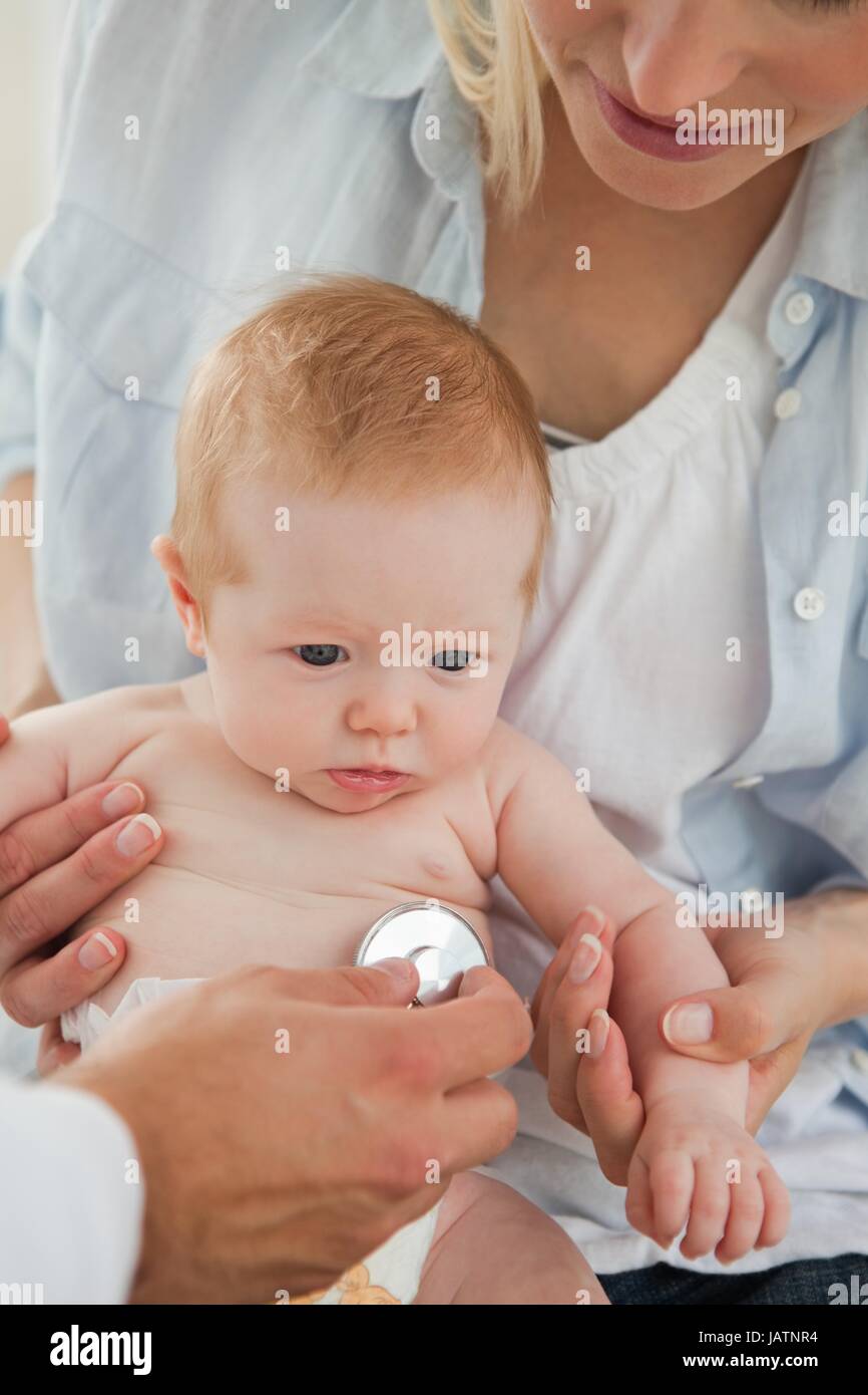 Baby immer seinen Herzschlag getroffen Stockfoto