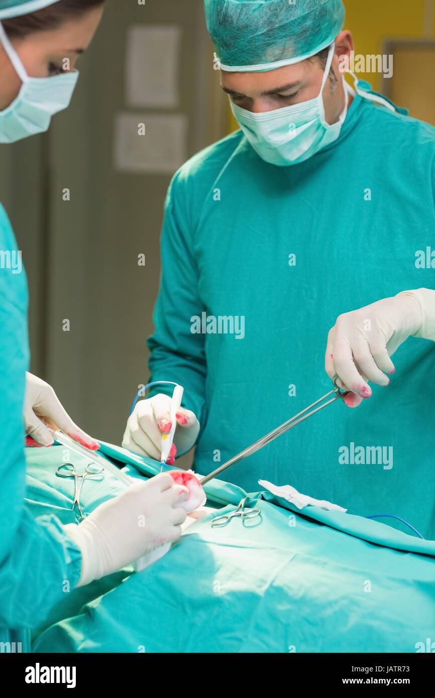 Ernst Chirurg mit einer chirurgischen Schere Stockfoto