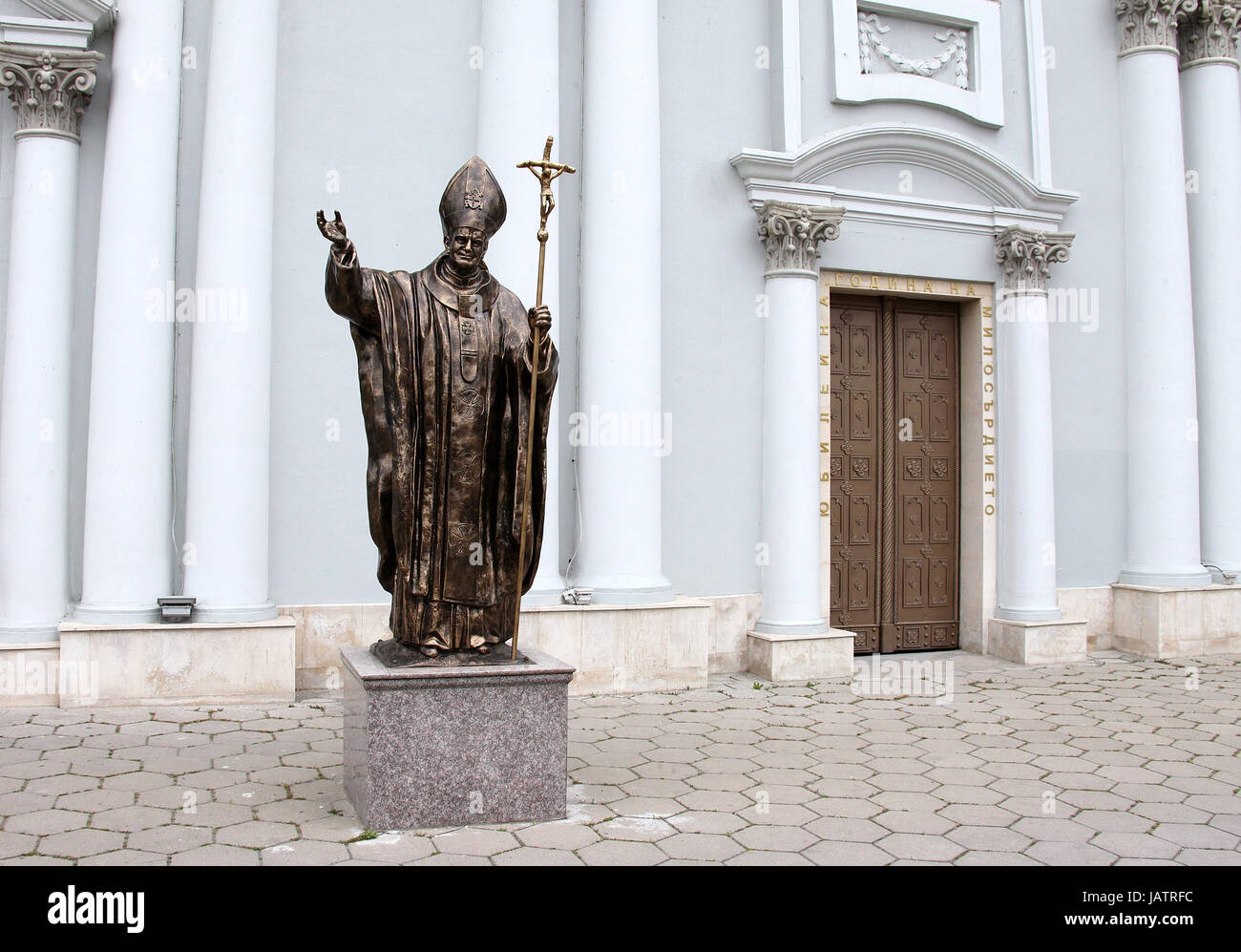 Papst John Paul ll Statue außerhalb die römisch-katholische Kathedrale in Plovdiv Stockfoto