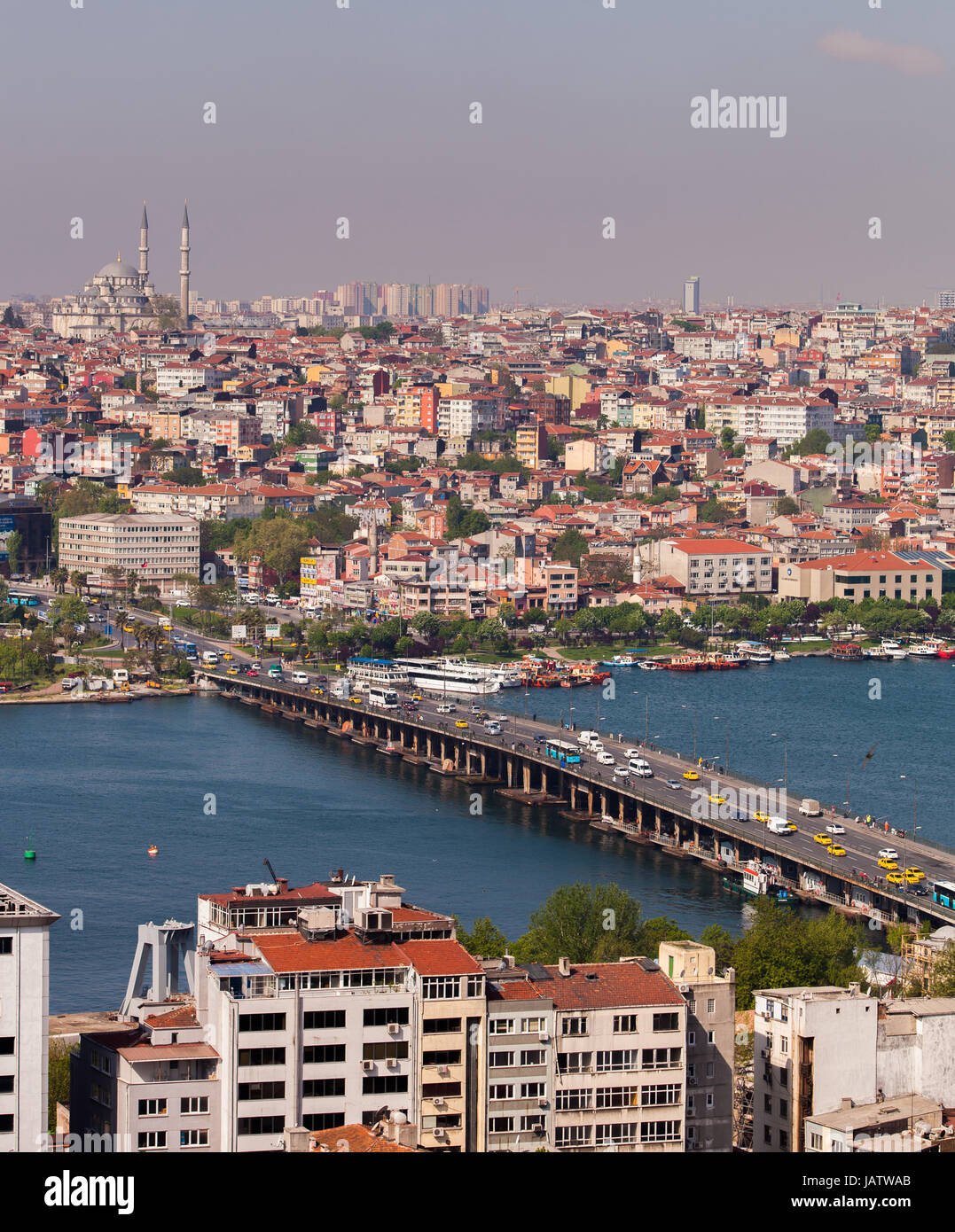 ISTANBUL, Türkei – APRIL 28: Die Atatürk-Brücke über den Bosporus in Istanbul, Türkei vor Anzac Day am 28. April 2012.  Der Bosporus teilt der Türkei zwischen Europa und Asien. Stockfoto