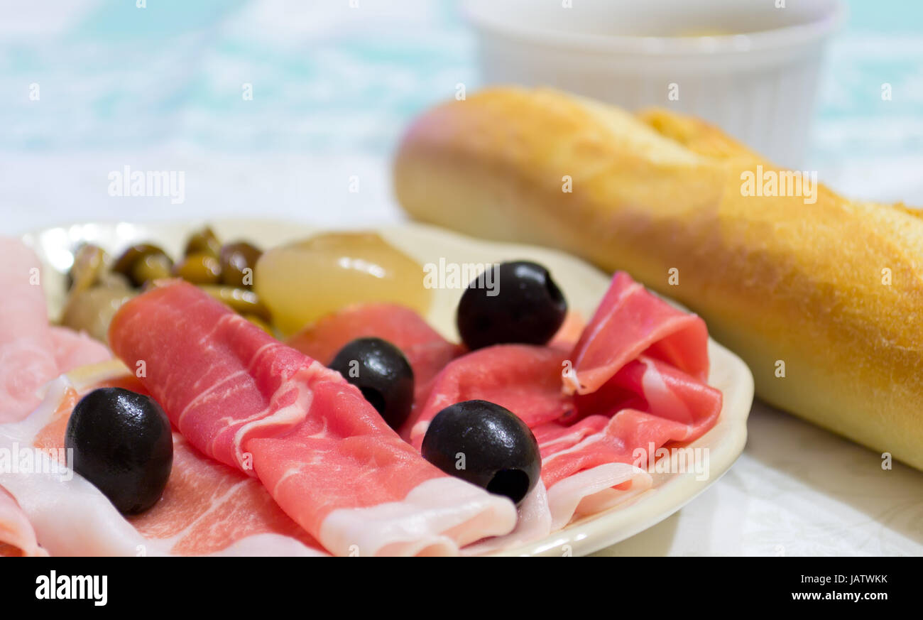 Vorspeise mit roher Schinken, Oliven und vieles mehr... Stockfoto