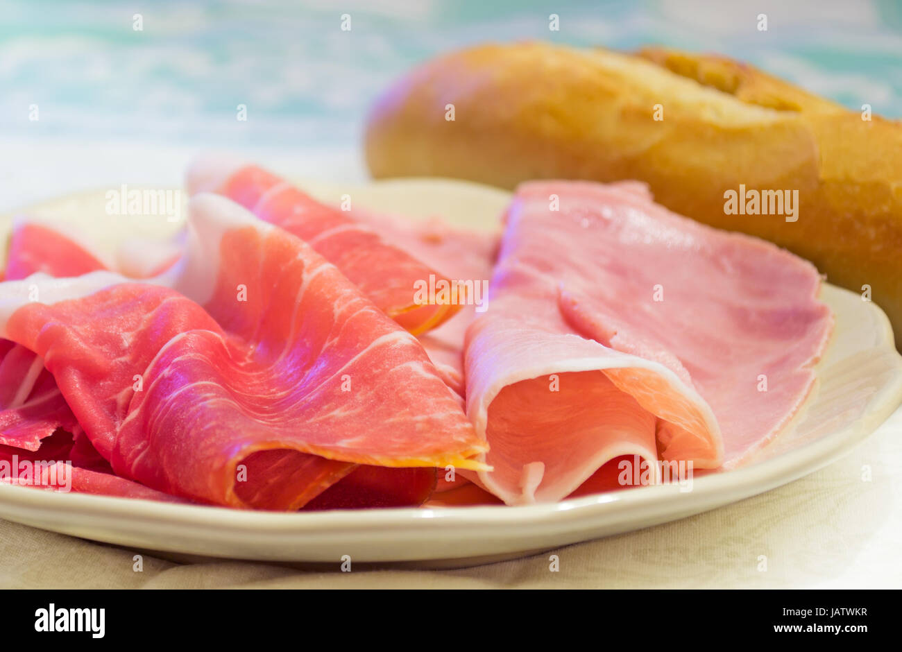 roher Schinken und Schinken Steak in eine Keramikplatte Stockfoto