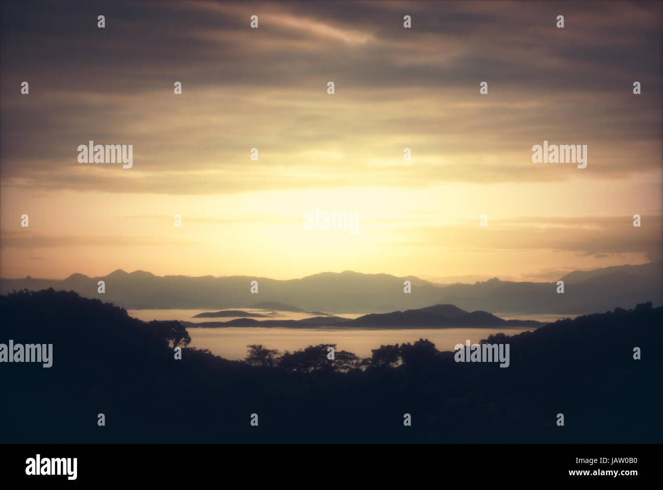Landschaft mit Sonnenaufgang. Bild als Hintergrund verwendet. Stockfoto