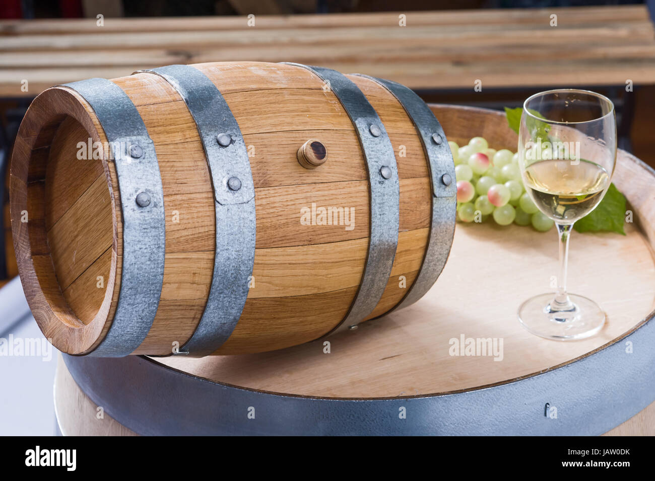 Glas Weißwein und eine kleine Wein Barell auf der Oberseite ein grösseres. Stockfoto